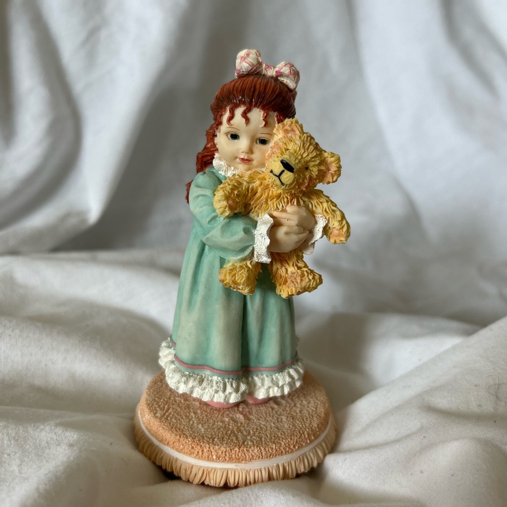 **VINTAGE Jan Hagara “Little Girl in Nightdress Holding Teddy Bear” Figurine